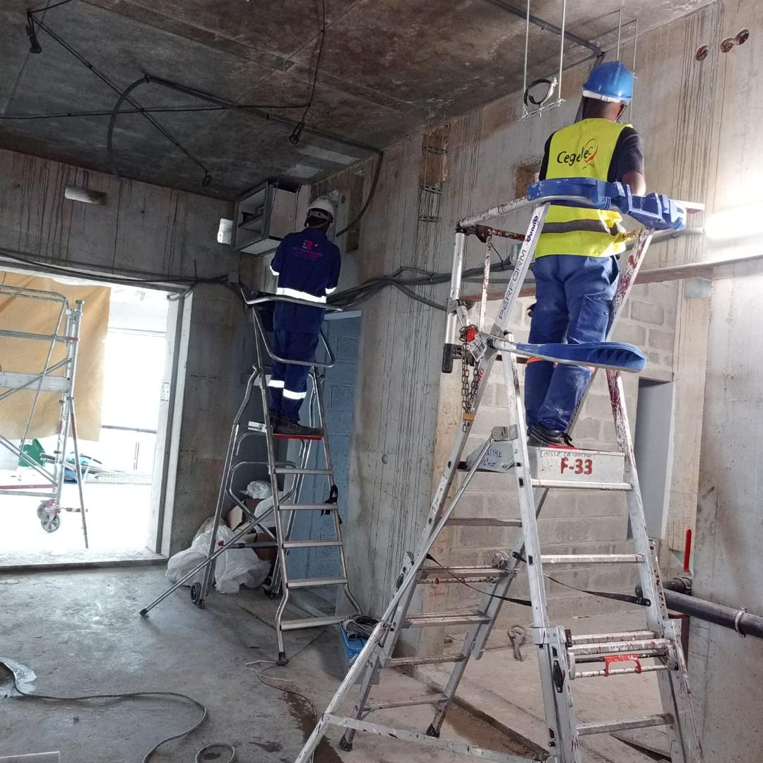 Travaux d ’ électricité Pose de Chemins de cables  de la  TOUR F